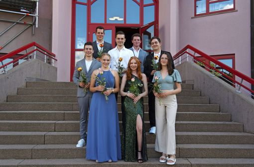 Der Abiturjahrgang auf der Eingangstreppe Foto: Grebe