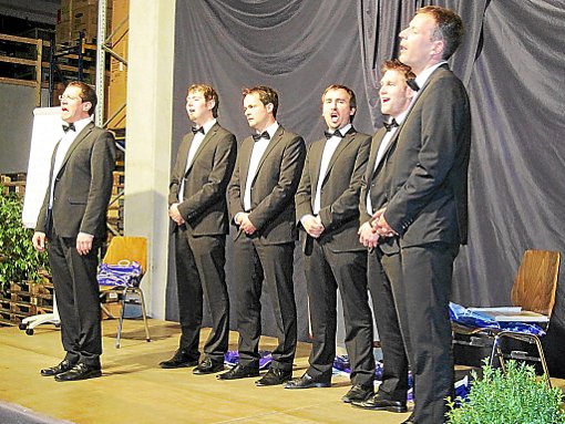 Mannes Sangesmannen begeistern bei ihrem Auftritt in Binsdorf mit Witz und gesanglichem Können. Foto: Bitzer Foto: Schwarzwälder-Bote