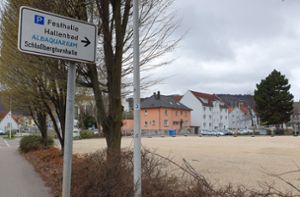 Noch ist das Gelände der ehemaligen Schlossbergturnhalle umzäunt. Bald darf darauf geparkt werden. Foto: Benjamin Roth