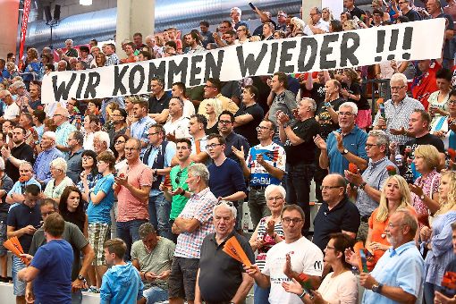 Klare Ansage der Fans in der SparkassenArena – und erklärtes Ziel auch des Clubs: Der HBW peilt nach dem Abstieg aus der ersten Handball-Bundesliga den direkten Wiederaufstieg an.   Foto: Maier