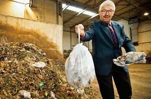 Gehört nicht hier her und muss aussortiert werden: Abfall-Geschäftsführer Gerald Balthasar zeigt die bei der jüngsten Biomüll-Abfuhr zusammengekommene Störstoffe. Foto: Max Kovalenko/PPF