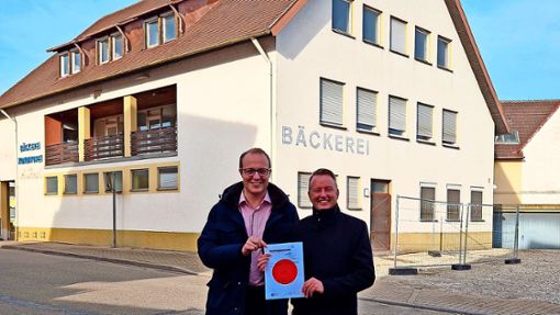 Bauamtsleiter Nico Karschewski (links) und Bürgermeistr Pascal Weber freuen sich über die Baugnehmigung zum Umbau der Ringsheimer Bäckerei. Foto: Gemeinde