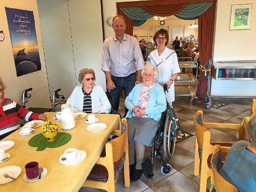 Timm Kern half mit beim Mittagscafé  im  Seniorenheim Besenfeld.  Foto: Lazar Foto: Schwarzwälder-Bote