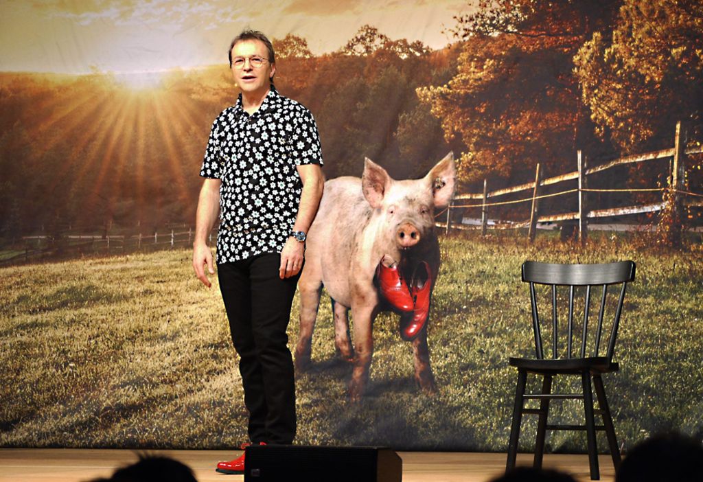 Schwein muss der Mensch haben: Heinrich del Core hat in der restlos ausverkauften Zollernalbhalle 1600 Zuschauer richtig glücklich gemacht. Fotos: Eyrich