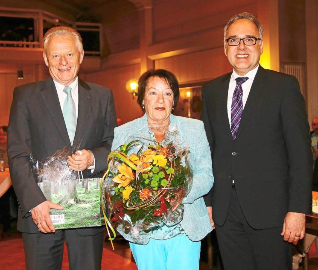 Scheiden tut weh: Bürgermeister Heinz Hornberger (links) freut sich ebenso wie seine Ehefrau Lola auf den verdienten Ruhestand nach 40 Jahren Amtszeit. Zu den ersten Gratulanten zählte Landrat Klaus Michael Rückert.
