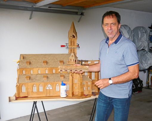 Manfred Wörner und das Modell der Stadtkirche Esslingen St. Dionys Foto: Wörner