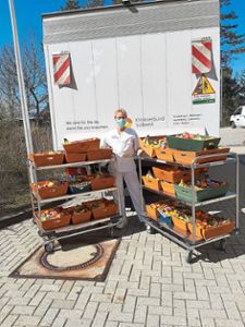Gisela Günther verteilt die Vitamin- und Energieboxen im Nagolder Krankenhaus. Foto: Armbruster Foto: Schwarzwälder Bote