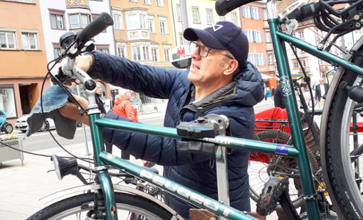 Walter Melchiore bringt eines der zahlreichen Fahrräder in Schwung, die zum RadCheck gebracht werden. Foto: Wolf Foto: Schwarzwälder Bote