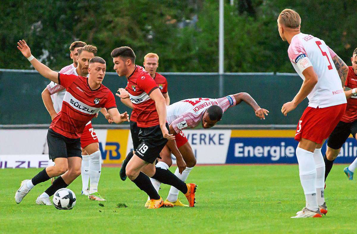 Jonas Meiser und Tobias Dierberger, der auch das 1:0 erzielte, wirbelten in der Balinger Offensive beim 1:1-Unentschieden gegen die Offenbacher Kickers. Foto: Löffler