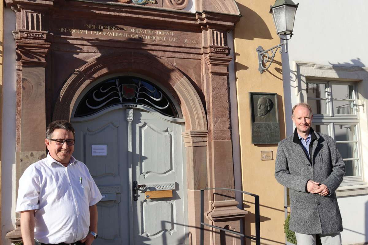 Markus Bok (links) und   Timm Kern, hier vor der   Fassade des Nordstetter Schlosses, sprachen über das Thema Begegnungsräume und Gaststätten.  Foto: FDP Foto: Schwarzwälder Bote