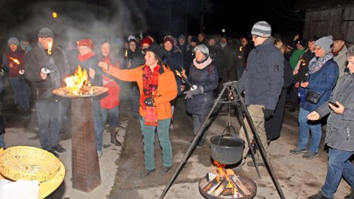 Am Ende der Raunachtwanderung werden die Kräuterbüschel verbrannt. Foto: Bundschuh