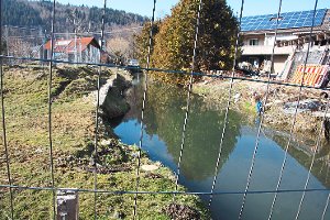 Ein Zaun versperrt mitten in Stetten für die Angler den Zugang zur Lauchert. Foto: Rapthel-Kieser Foto: Schwarzwälder-Bote