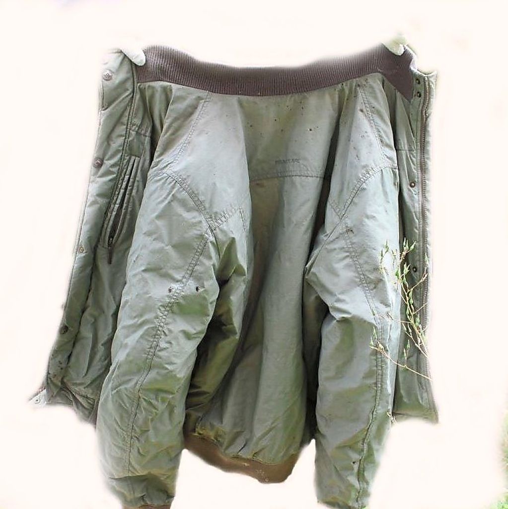 Auch diese Jacke mit Webkragen wurde beim Toten gefunden. Fotos: Polizei