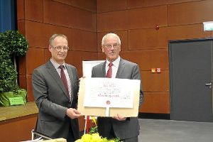 Bürgermeister Gerd Hieber händigte Peter Vosseler (von links) bei einer Sondersitzung des Gemeinderats den Ehrenbürgerbrief der Stadt Sulz aus. Fotos: Steinmetz Foto: Schwarzwälder-Bote