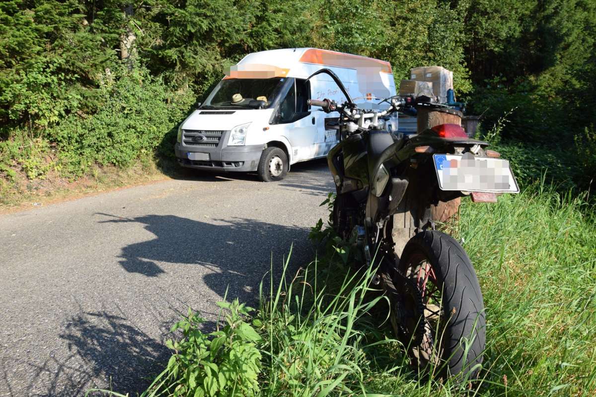 Ein Moped und ein Kleintransporter kollidieren.  Foto: Sum