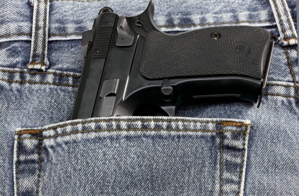 Weil er eine Pistole in der Hosentasche hat, löst ein 53-Jähriger in Marbach einen Großeinsatz aus.  Foto: shutterstock/Wanchai Orsuk