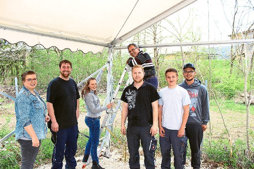 Klärwerk-Mitglieder um den  Vorsitzenden Stefan Winter (Zweiter von links) haben bereits das Zelt für die Jubiläumssause in Jungingen aufgebaut. Foto: Scheu Foto: Schwarzwälder-Bote