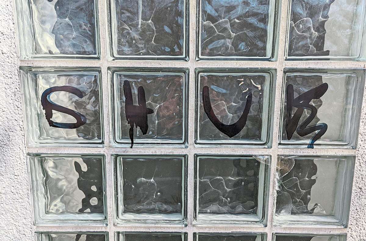 Vandalismus in Mietersheim – mit russenfeindlichem Hintergrund? Die Buchstaben SHUK sollen für den Slogan Ruhm der Ukraine stehen. Unter der Schmiererei ist eine Beschädigung der Glasscheibe zu erkennen. Foto: privat