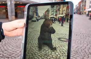 Augmented Reality macht es möglich, dass plötzlich der Schwenninger Bär im Stadtbild auftaucht. Foto: Zieglwalner