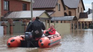 In der Region Orenburg stehen noch tausende Häuser unter Wasser. Foto: ---/AP/dpa