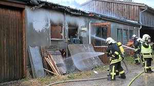 Feuerwehr löscht Brand auf Bauernhof in Sterneck