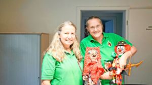 Sibylle Weißer (links) und Heide Pfaff präsentieren  Puppen des Kasperletheaters. Foto: Hezel