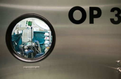 In den Hochphasen der Pandemie haben Kliniken die meisten planbaren Operationen verschoben. Foto: dpa/Maurizio Gambarini