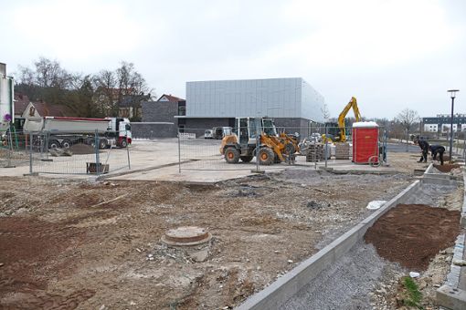 Ende April soll der Parkplatz zwischen Neckarhalle und Neckartower fertig sein.  Foto: Riesterer