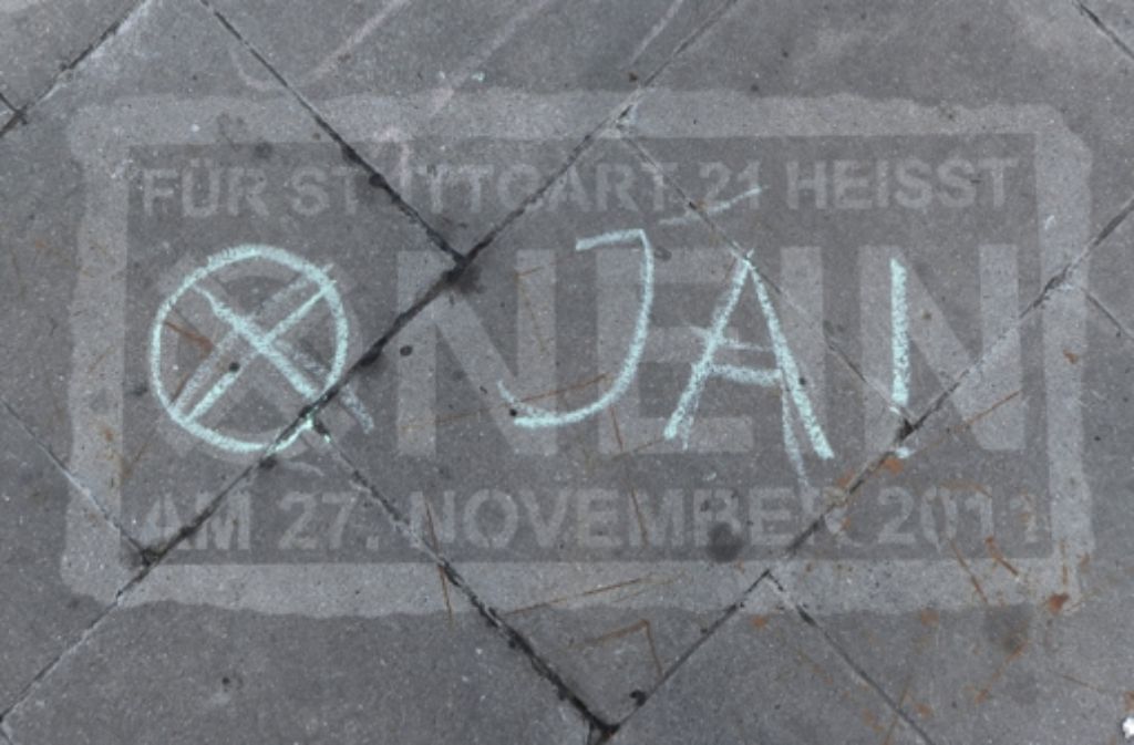 Das Bild zeigt eine von Stuttgart 21-Gegnern mit „Ja“ übermalte Bodenmarkierung, die von Stuttgart 21-Befürwortern stammt. Foto: dpa