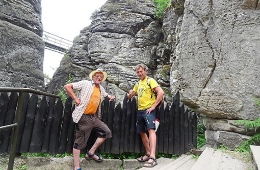 Bernhard Hauser (links) und Albert Frei beim Besuch der Bastei im Elbsandsteingebirge. Bei der diesjährigen Tour haben sich die beiden Abenteurer Zeit gelassen, die Gegend, die sie mit dem Schlauchboot passieren, zu besuchen. Foto: Bernhard Hauser