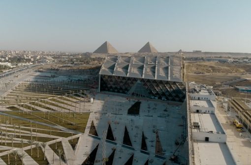 Blick von oben auf das Grand Egyptian Museum mit den Pyramiden von Gizeh im Hintergrund Foto: BR