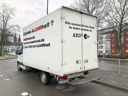 Wer den Laster am Alten Stadtbahnhof abgestellt hat, ist nicht bekannt. Jedenfalls sind ARD und ZDF wenig begeistert von seiner Folierung. Foto: Bender