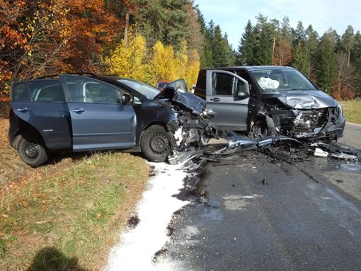 Bei einem Frontalzusammenstoß nahe Neuweiler ist eine 81-jährige Autofahrerin schwer verletzt worden. Sechs weitere Menschen wurden leicht verletzt. Foto: Steffi Stocker