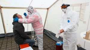 DRK-Helfer testen reihenweise im Zelt