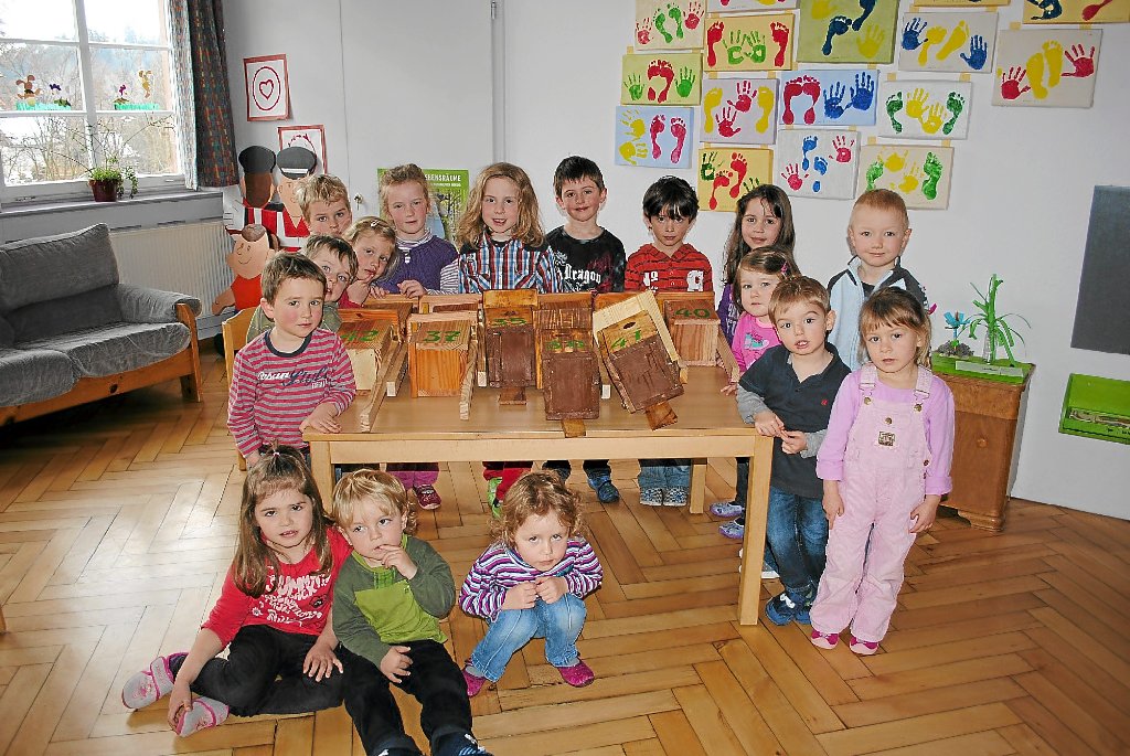Die Kinder im Kindergarten in Musbach durften die Hausnummern auf die Nistkästen malen, die später im Wald aufgehängt wurden.                  Fotos: Altendorf-Jehle Foto: Schwarzwälder-Bote