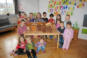 Die Kinder im Kindergarten in Musbach durften die Hausnummern auf die Nistkästen malen, die später im Wald aufgehängt wurden.                  Fotos: Altendorf-Jehle Foto: Schwarzwälder-Bote