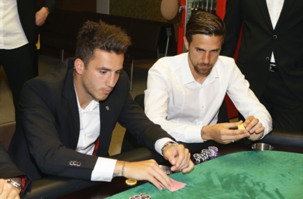 Nach dem offiziellen Teil kam der Spaß: Sercan Sararer (links) und Martin Harnik beim Pokern. Klicken Sie sich durch unsere Bildergalerie. Foto: Pressefoto Baumann