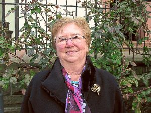 Über 30 Jahre  hat  sich Christa Bischof  um den Blumenschmuck in der Stephanuskirche gekümmert. Foto: A. Hellstern Foto: Schwarzwälder-Bote