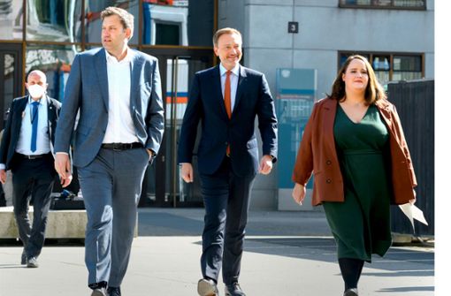 Die Chefs der Ampelparteien:  Lars Klingbeil (SPD), Christian Lindner (FDP)  und Ricarda Lang (Grüne, v.l.) Foto: dpa/Bernd von Jutrczenka