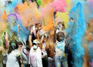 Mehr als 700 gut gelaunte Kids und Feierwütige machen den zweiten Holi Day in Horb zum Festival der Farbbeutel und des fröhlichen Feierns. Foto: Maria Hopp