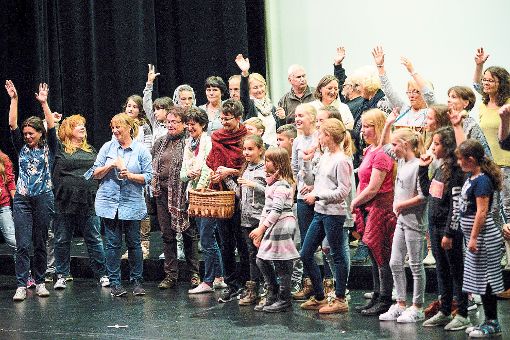 Vorfreude auf den Auftritt: Die Sänger des Opernchors sind das Rückgrat der Balinger Eigenproduktionen.  Foto: Engelhardt