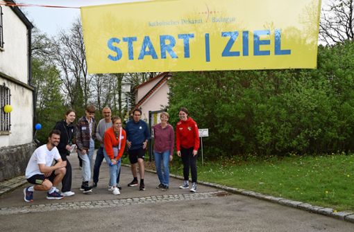 Auch Dekanatsreferent Achim Wicker (Dritter von rechts) lief beim Spendenlauf auf dem Palmbühl mit. Foto: Visel