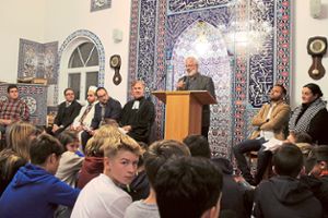 Die Haslacher Moschee war zum interreligiösen Dialog voll besetzt.  Foto: Störr Foto: Schwarzwälder Bote