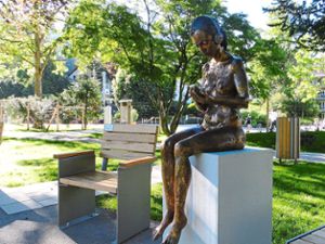 Die zur Gartenschau 2017 aufgestellte  Bronze-Skulptur Online Romance (Lady)  soll nun – wie weitere fünf Bronze-Exemplare                       – von der Stadt gekauft werden.Foto: Tourismus und Stadtmarketing Bad Herrenalb Foto: Schwarzwälder Bote