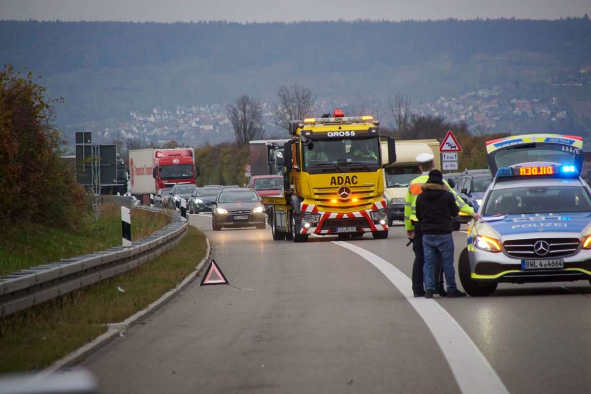 Die Autobahn war während der Unfallaufnahme einige Zeit voll gesperrt.