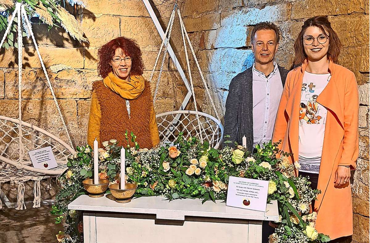 Maria von Berg, Frank Tichlers und Sina Berntsch haben im Gewölbekeller florale Meisterwerke aufgebaut. Foto: Breisinger