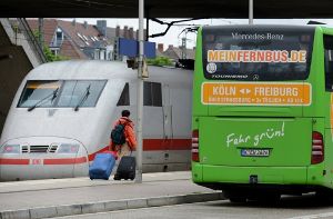 Fernbus gegen Deutsche Bahn - Wer kommt schneller ans Ziel? Foto: dpa