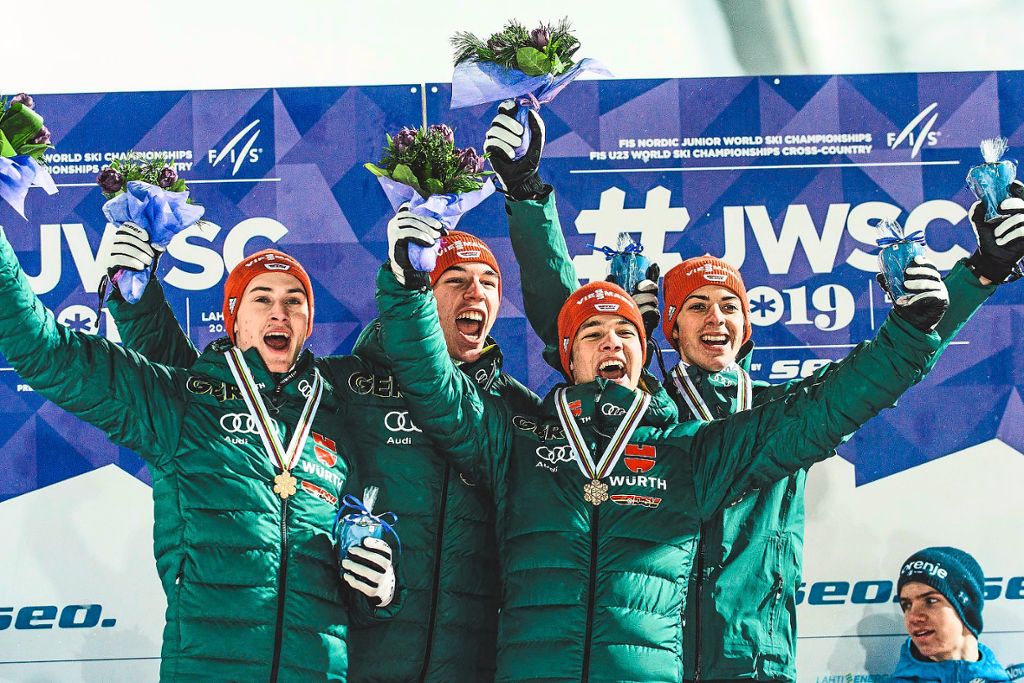 Die deutschen Skisprung-Talente um Luca Roth (Zweiter von links) bejubeln den Mannschaftssieg bei der Nachwuchs-Weltmeisterschaft in Lahti.  Foto: JWSC2019