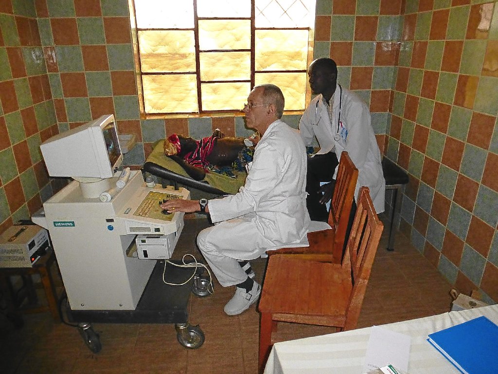 Rainer Schach bei einer Behandlung in Burundi.