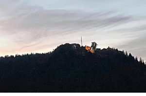 Ein vorerst letzter Anblick? Die Hohenschramberg war am 1. September noch beleuchtet – die Abschaltung ist nun angeordnet. Foto: Wegner
